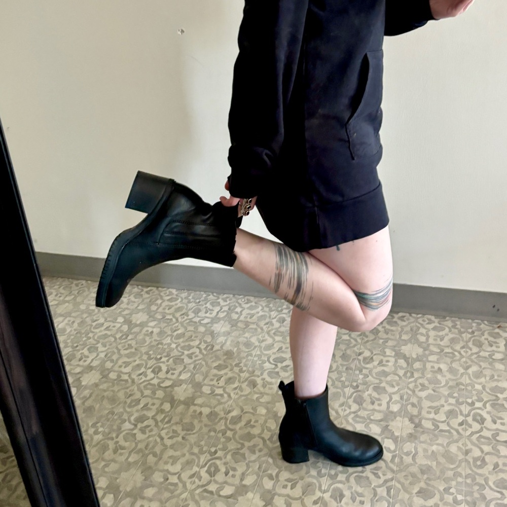 BareTraps Feeney Black Leather Ankle Booties 6.5 Block Heel Side Zip - Picture 3 of 9